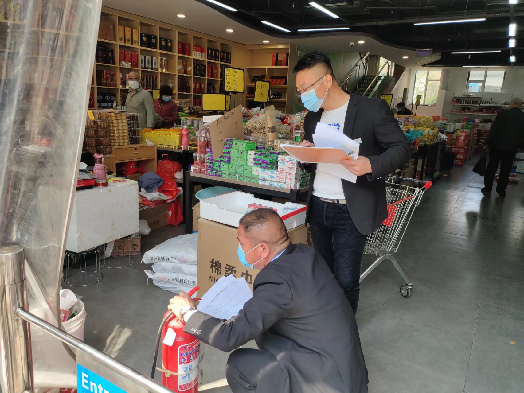 临投物业公司开展沿街商铺安全生产排查整治活动