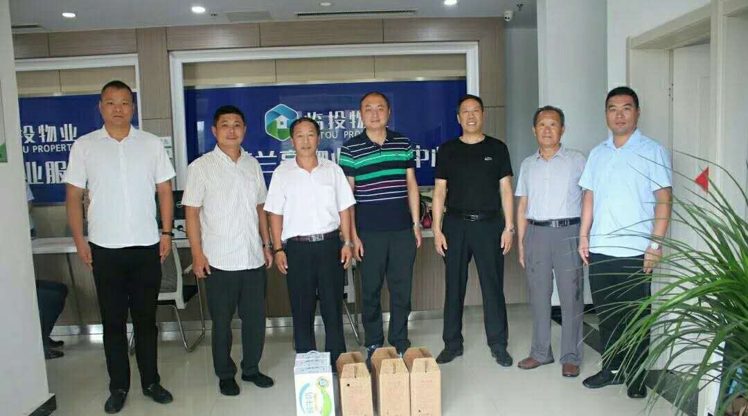 银河湾社区慰问临投物业退役军人